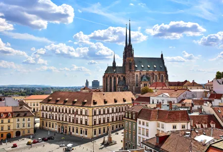 Panoramatický pohled na historické centrum Brna s katedrálou sv. Petra a Pavla a okolní městskou zástavbou.