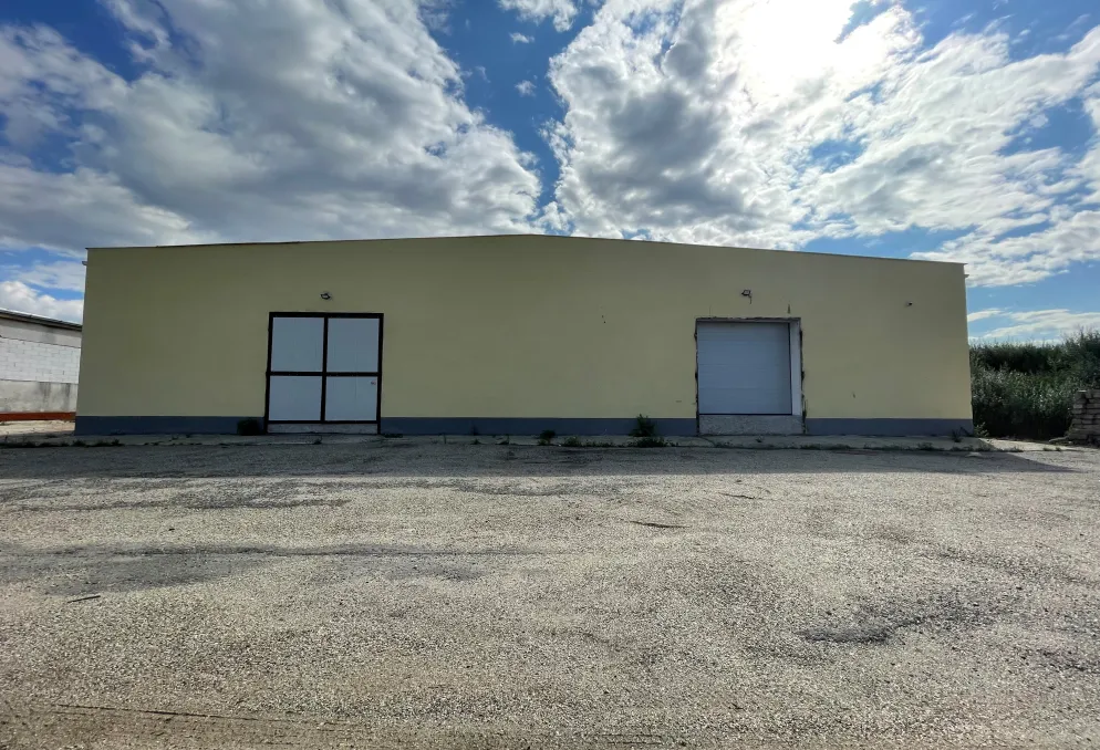 Skladový prostor - CHARVATCE - dostupné haly o 1 500 m2 - Podbradec (1)