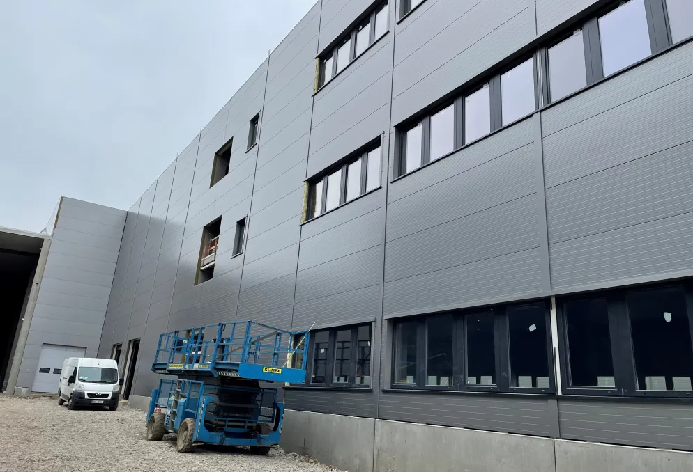 Skladový prostor - NEHVIZDY - showroom/kanceláře k dispozici ihned - Nehvizdy (1)