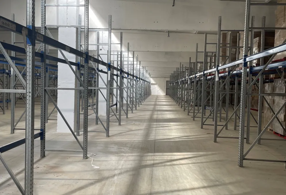 Skladový prostor - CHARVATCE - dostupné haly o 1 500 m2 - Podbradec (2)
