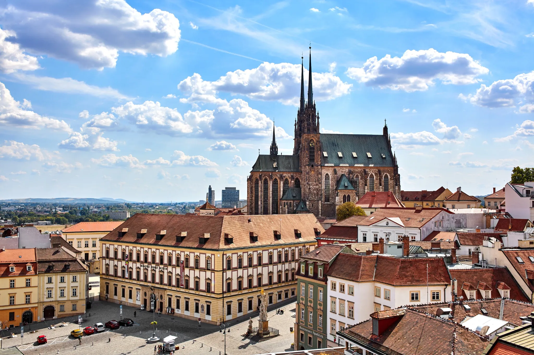 Panoramatický pohled na historické centrum Brna s katedrálou sv. Petra a Pavla a okolní městskou zástavbou.